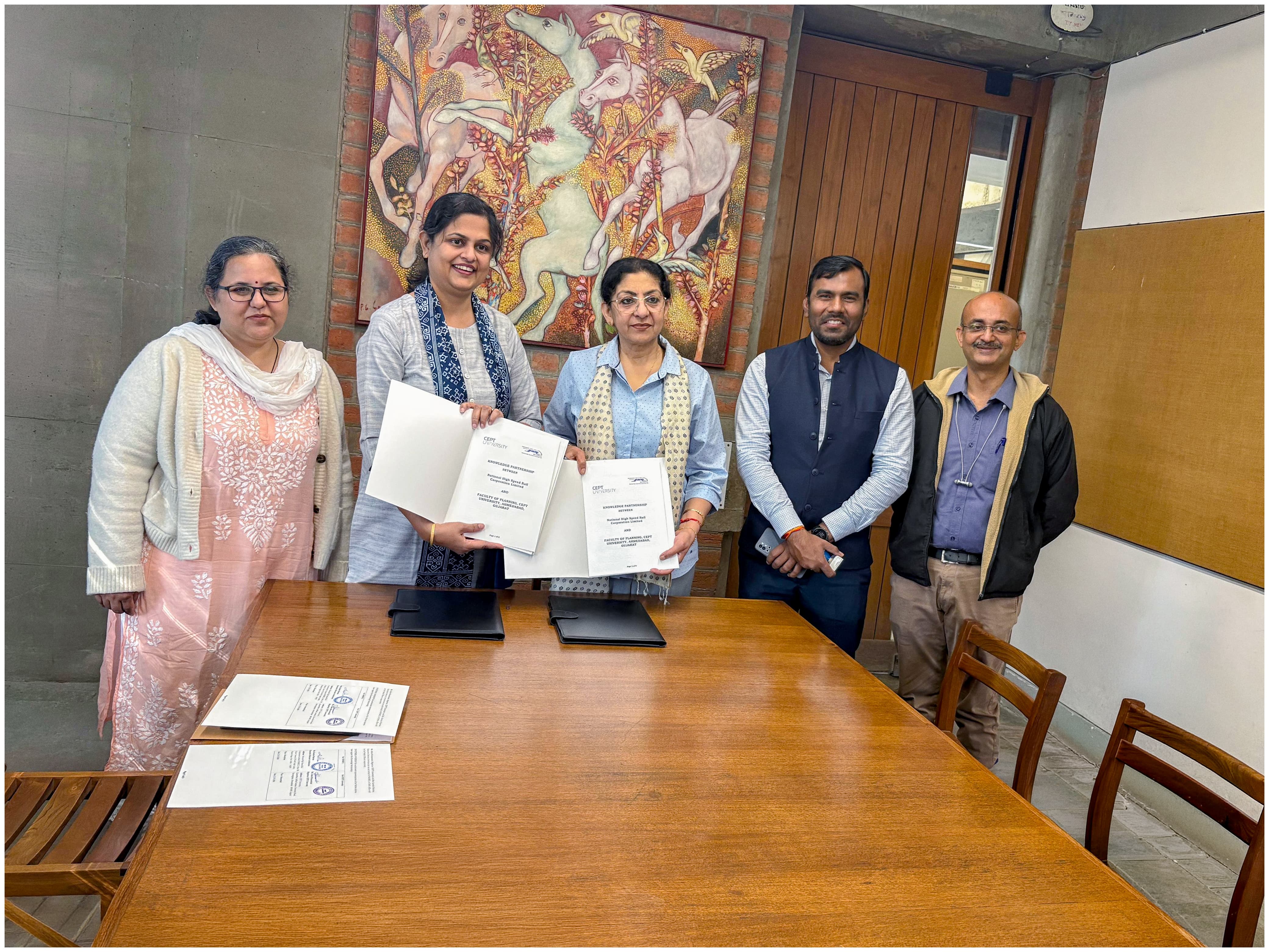 मुंबई-अहमदाबाद बुलेट ट्रेन स्थानकांभोवतीच्या नगर नियोजन आणि रचनाविषयक उपायांचा विस्तार करण्यासाठी, अहमदाबाद येथील 'CEPT विद्यापीठा'सोबत 'ज्ञान भागीदारी' (Knowledge Partnership) सामंजस्य करार.